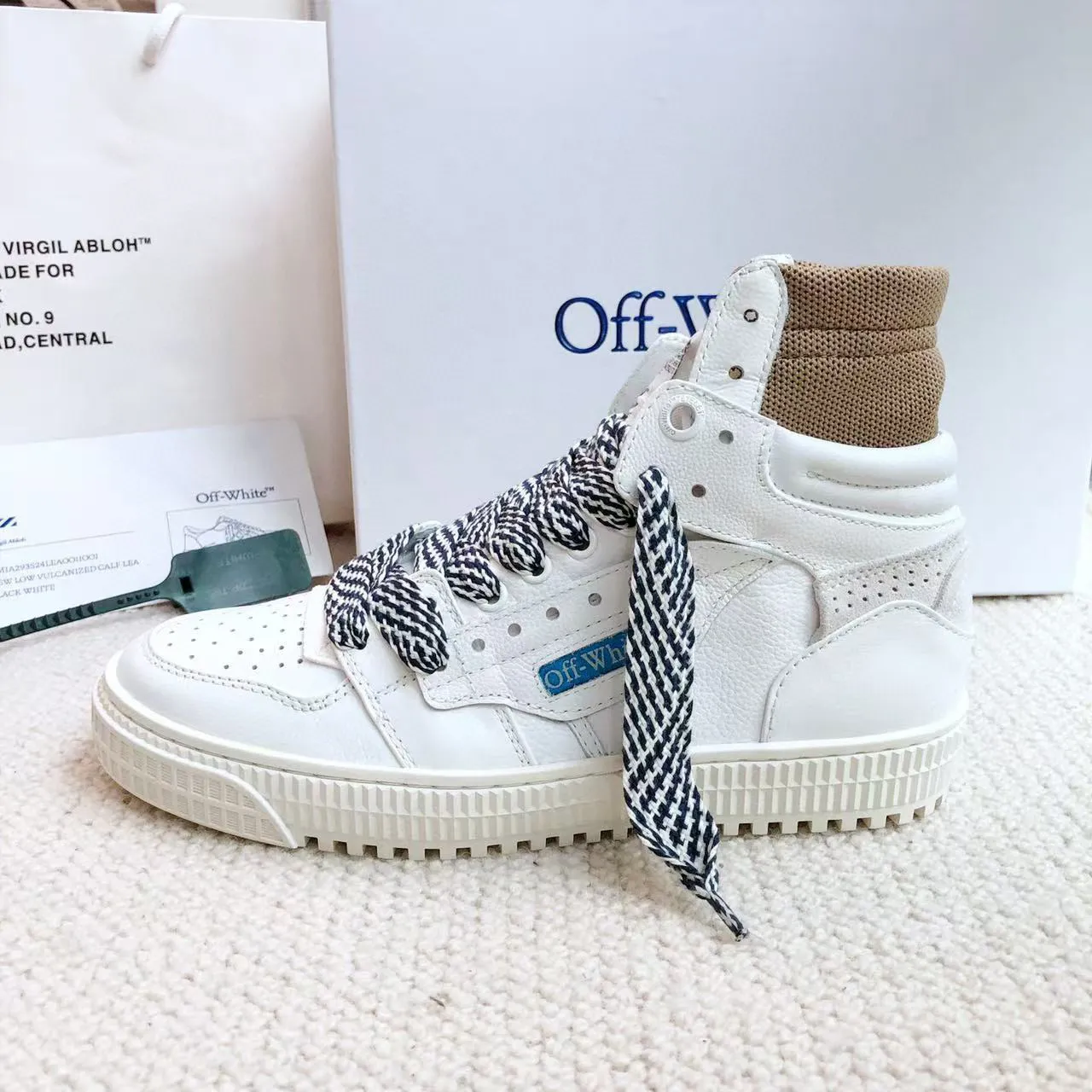 Men's shoes💰620 OFF WHITE ⚡️Couple style⚡️🍓New color🍓 The latest spring model of Gaobang street casual Martin style masterpiece, released the highest quality version on the market 👊 Series original mold opening, original lasting, production technology 1:1 original ➰🔜The best choice for more and more celebrities and Internet celebrities🔸In the classics Changes in the code🔸Innovate in the trend🔸Strive to break away from the shackles of bad street design🔝Although he is not the originator of fashion design, he is definitely a shining dark horse in avant-garde design🐴🆙Do not follow the trend🔅Not universal beauty🔅 Fabric💯First-layer cowhide Lining💯Imported skin-friendly and environmentally friendly polyester mesh Foot pads💯Original molded high-elastic environmentally friendly molding pads Midsole💯Original sleeve lasting process Outsole💯Rubber outsole Packaging💯Official website synchronizes a full set of packaging (brand wrapping paper, brand certificate, brand bag) code number 35-44, 45 customized